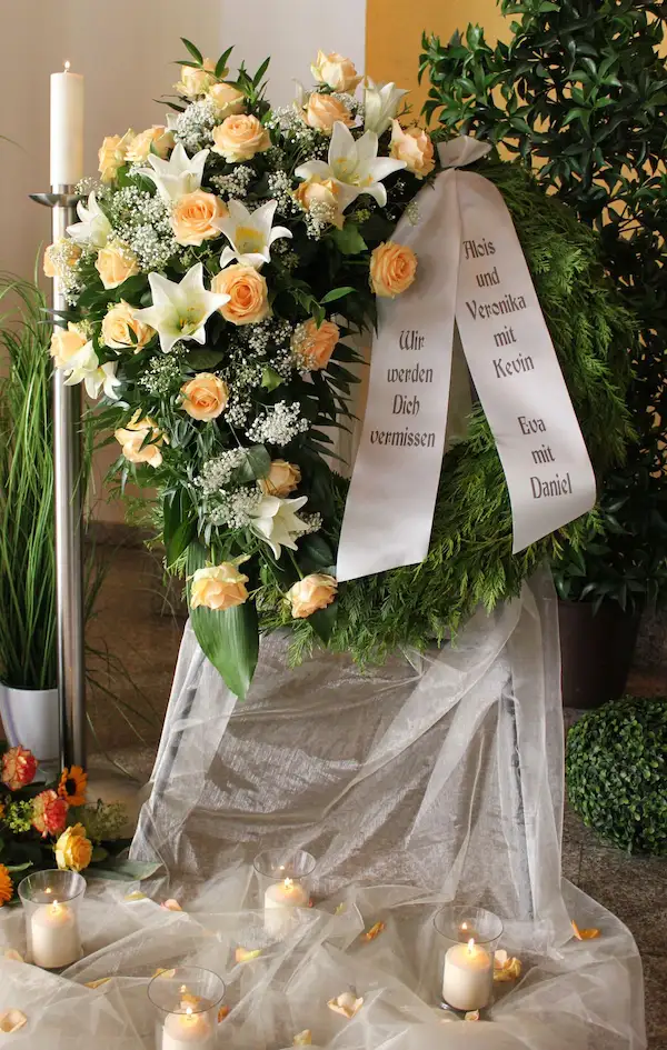 Blumenschmuck an einer Grabstätte